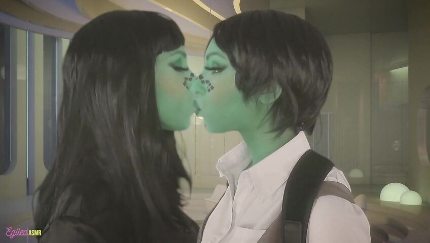 Egilea ASMR - Seductive aliens kiss you and each other