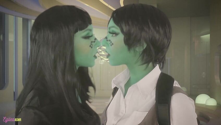 Egilea ASMR - Seductive aliens kiss you and each other