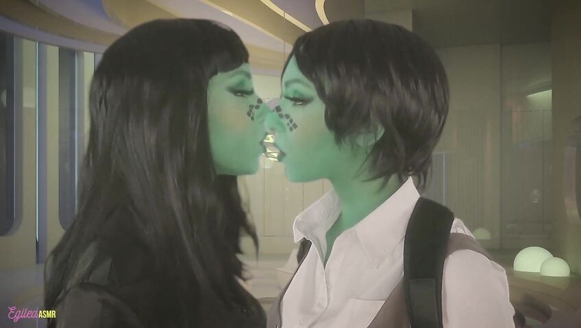 Egilea ASMR - Seductive aliens kiss you and each other