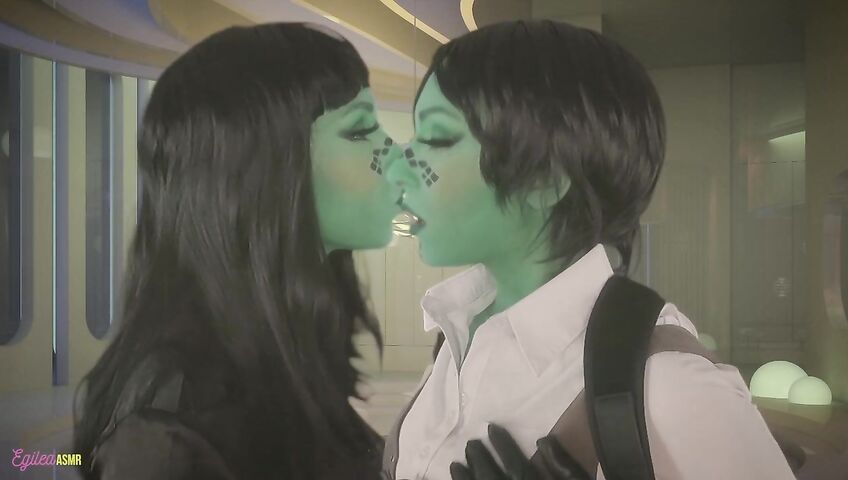 Egilea ASMR - Seductive aliens kiss you and each other