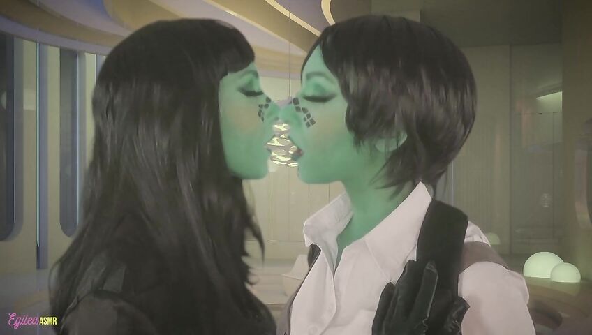 Egilea ASMR - Seductive aliens kiss you and each other