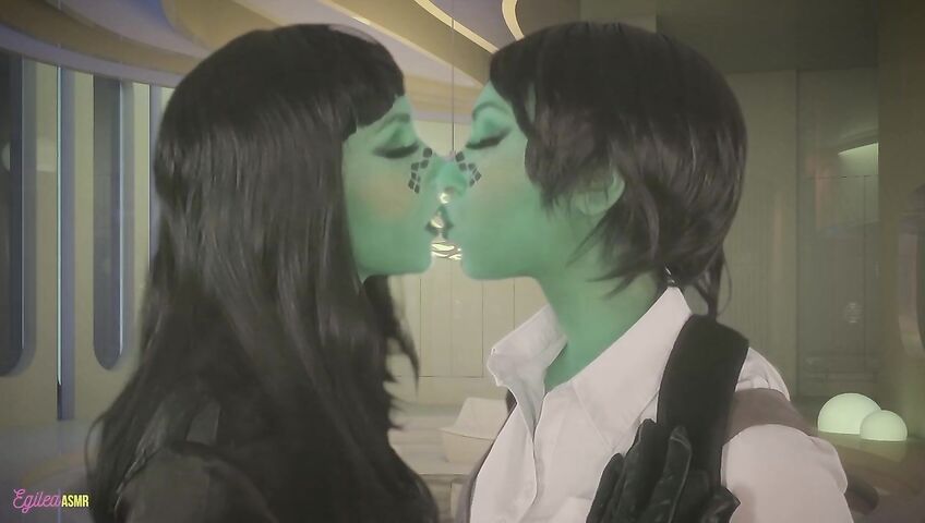 Egilea ASMR - Seductive aliens kiss you and each other