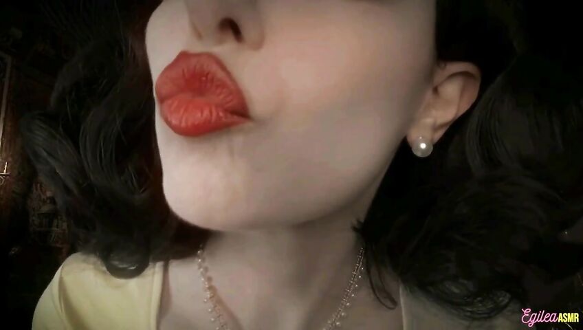 Egilea ASMR - Lady Dimitrescu can't stop kissing you