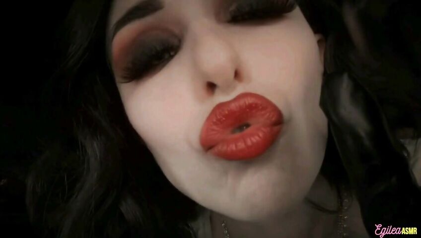 Egilea ASMR - Lady Dimitrescu can't stop kissing you