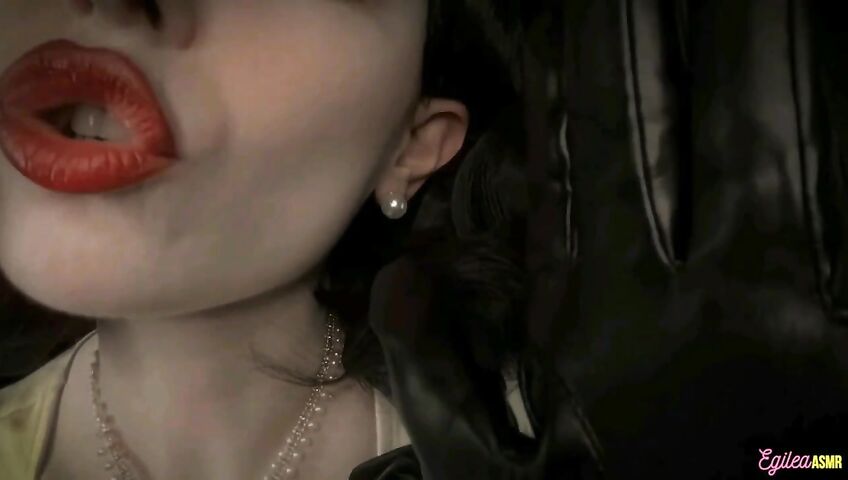 Egilea ASMR - Lady Dimitrescu can't stop kissing you