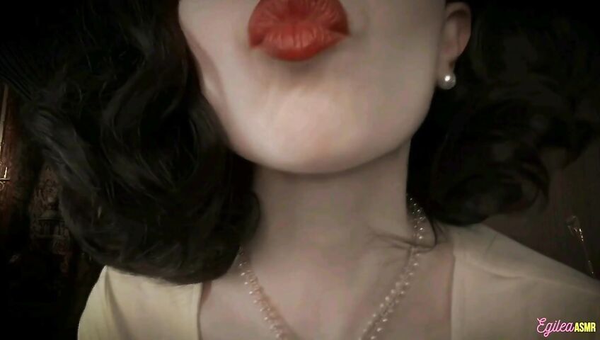 Egilea ASMR - Lady Dimitrescu can't stop kissing you