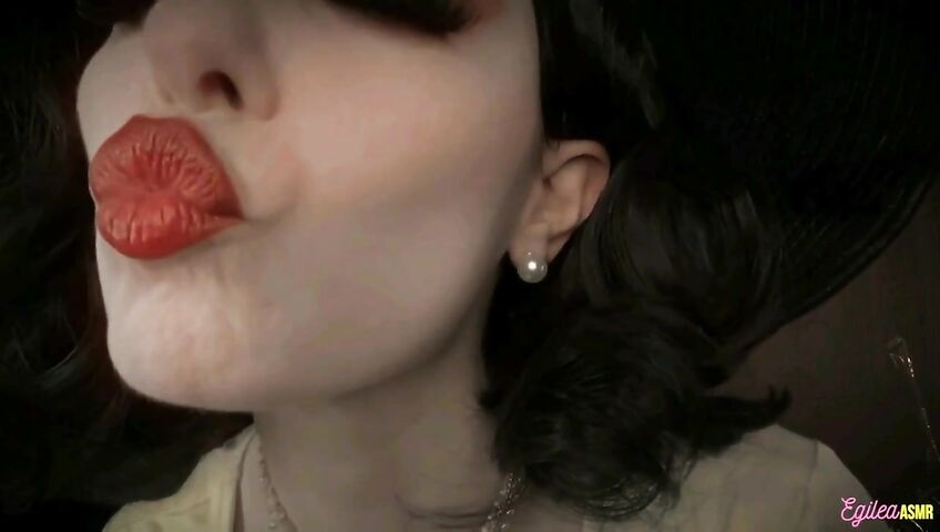 Egilea ASMR - Lady Dimitrescu can't stop kissing you