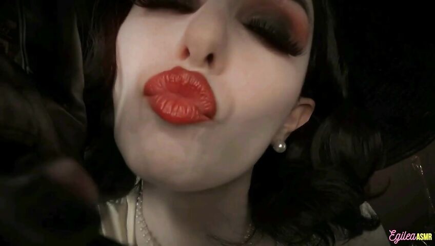 Egilea ASMR - Lady Dimitrescu can't stop kissing you