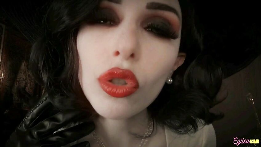 Egilea ASMR - Lady Dimitrescu can't stop kissing you