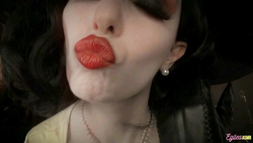 Egilea ASMR - Lady Dimitrescu can't stop kissing you