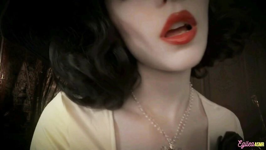 Egilea ASMR - Lady Dimitrescu can't stop kissing you