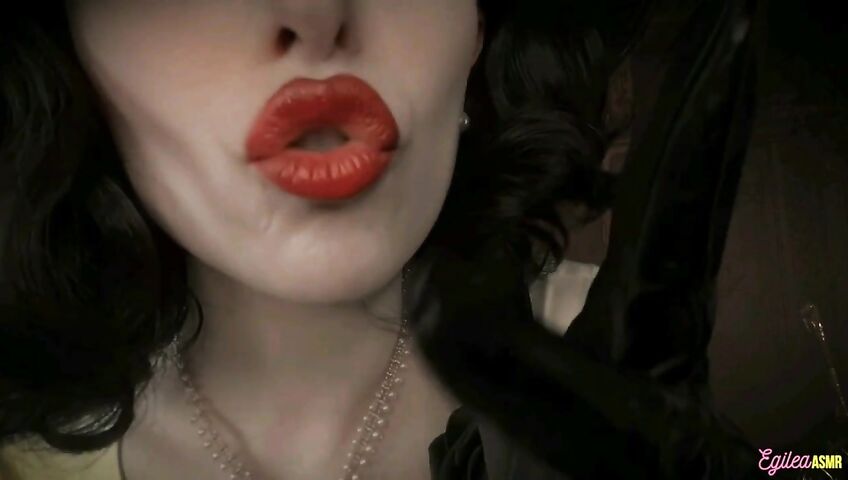 Egilea ASMR - Lady Dimitrescu can't stop kissing you