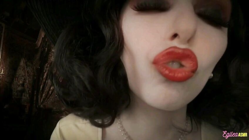 Egilea ASMR - Lady Dimitrescu can't stop kissing you