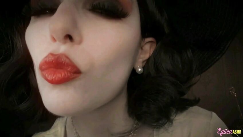 Egilea ASMR - Lady Dimitrescu can't stop kissing you