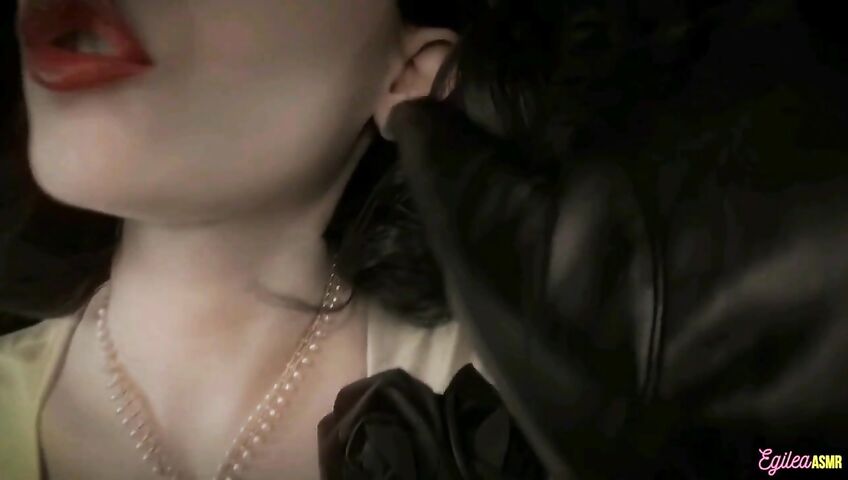 Egilea ASMR - Lady Dimitrescu can't stop kissing you