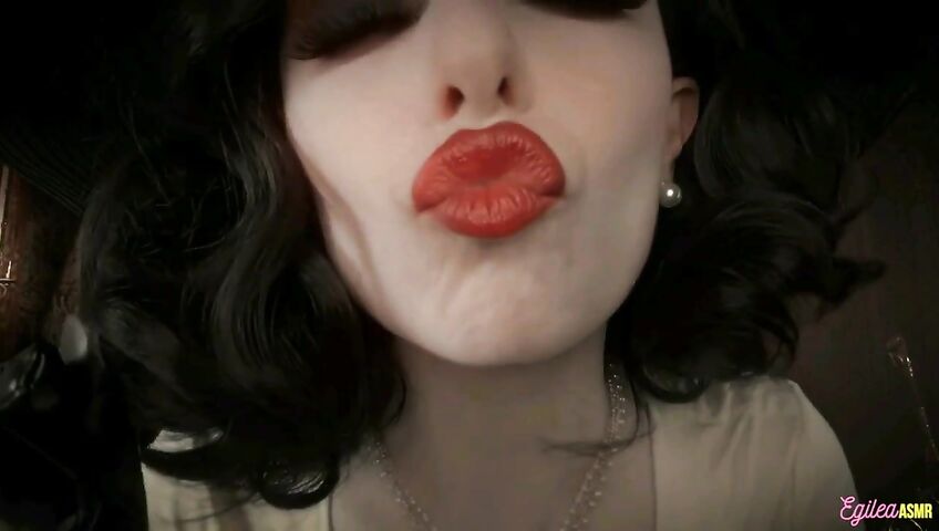 Egilea ASMR - Lady Dimitrescu can't stop kissing you