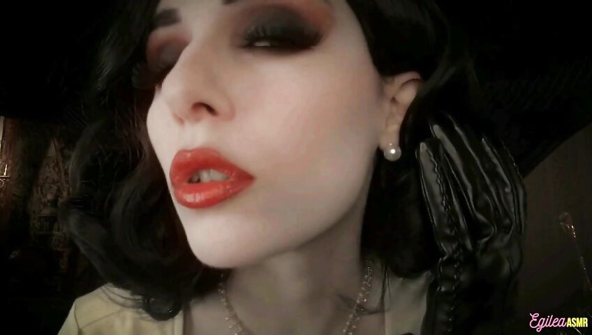 Egilea ASMR - Lady Dimitrescu can't stop kissing you
