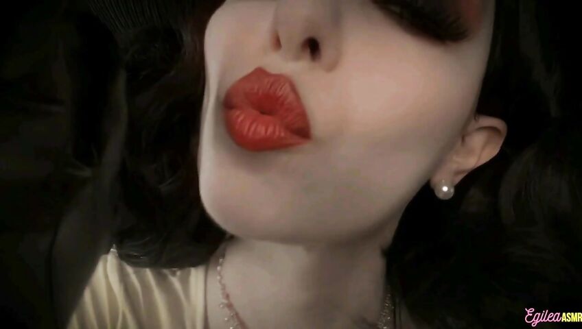 Egilea ASMR - Lady Dimitrescu can't stop kissing you