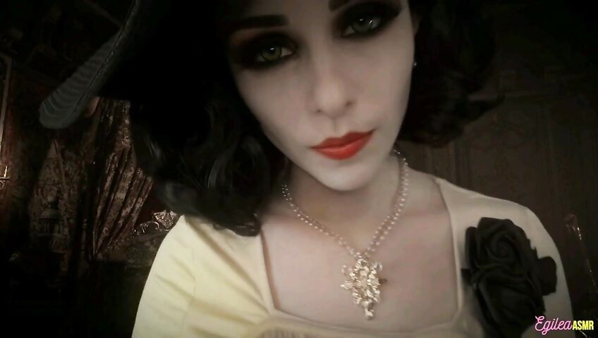 Egilea ASMR - Lady Dimitrescu can't stop kissing you