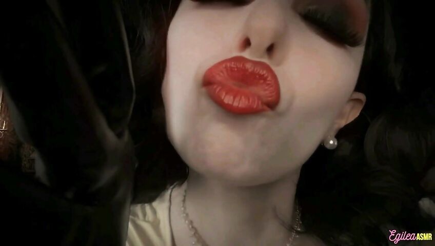 Egilea ASMR - Lady Dimitrescu can't stop kissing you