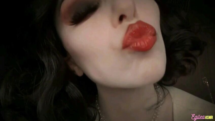 Egilea ASMR - Lady Dimitrescu can't stop kissing you