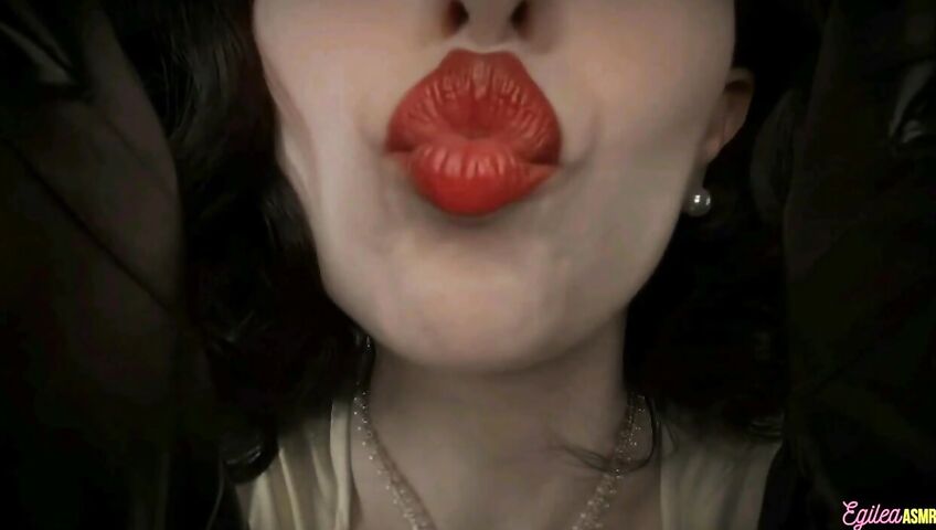 Egilea ASMR - Lady Dimitrescu can't stop kissing you