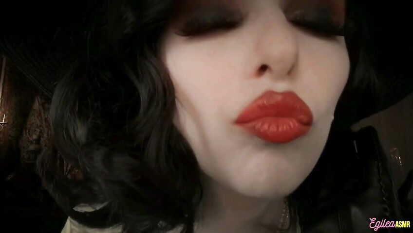 Egilea ASMR - Lady Dimitrescu can't stop kissing you