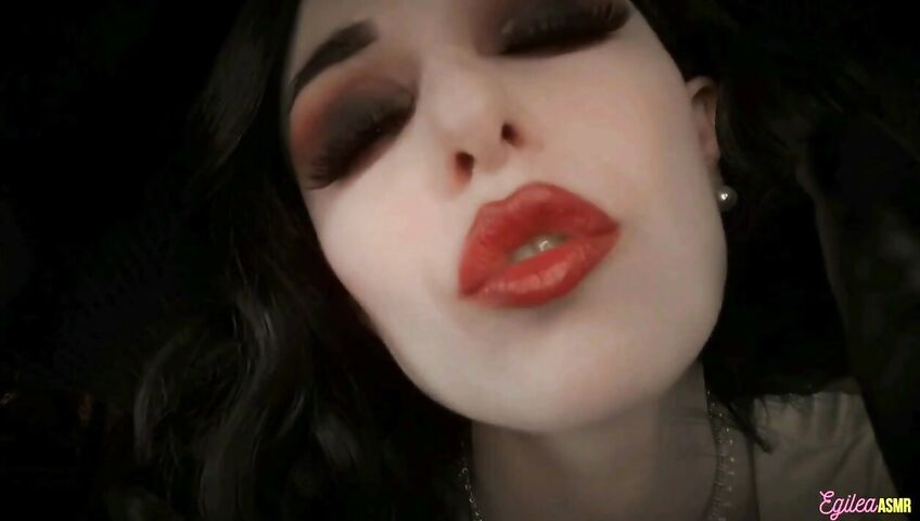 Egilea ASMR - Lady Dimitrescu can't stop kissing you
