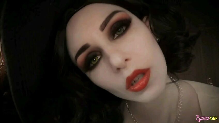 Egilea ASMR - Lady Dimitrescu can't stop kissing you
