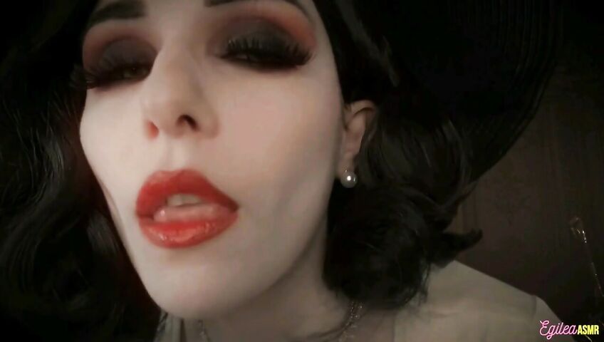 Egilea ASMR - Lady Dimitrescu can't stop kissing you