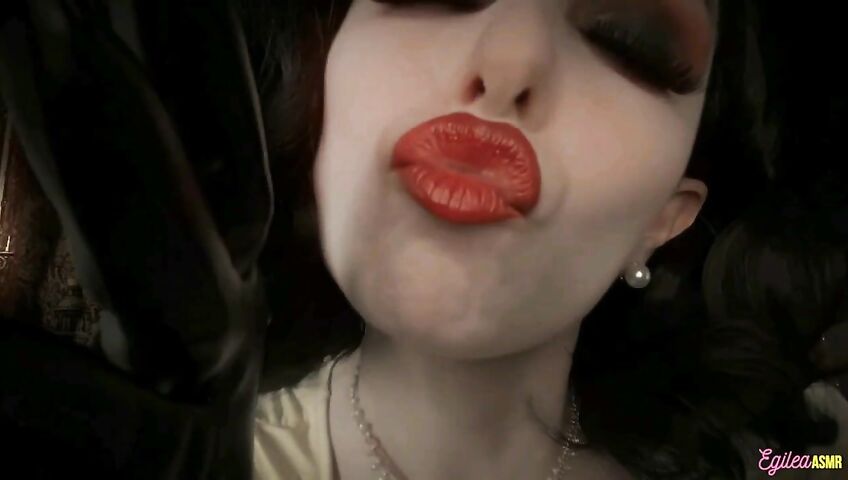 Egilea ASMR - Lady Dimitrescu can't stop kissing you