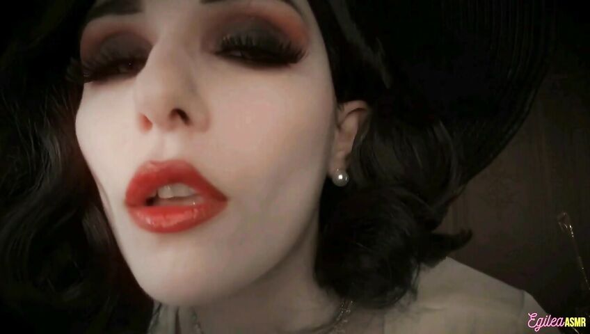 Egilea ASMR - Lady Dimitrescu can't stop kissing you