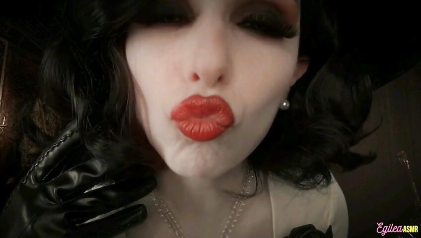 Egilea ASMR - Lady Dimitrescu can't stop kissing you