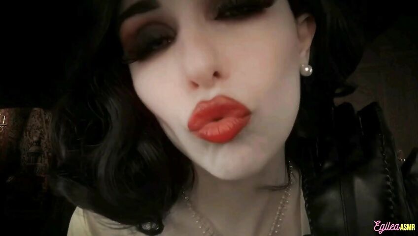 Egilea ASMR - Lady Dimitrescu can't stop kissing you