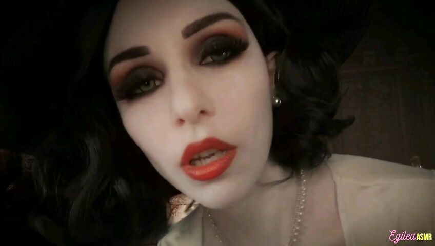 Egilea ASMR - Lady Dimitrescu can't stop kissing you