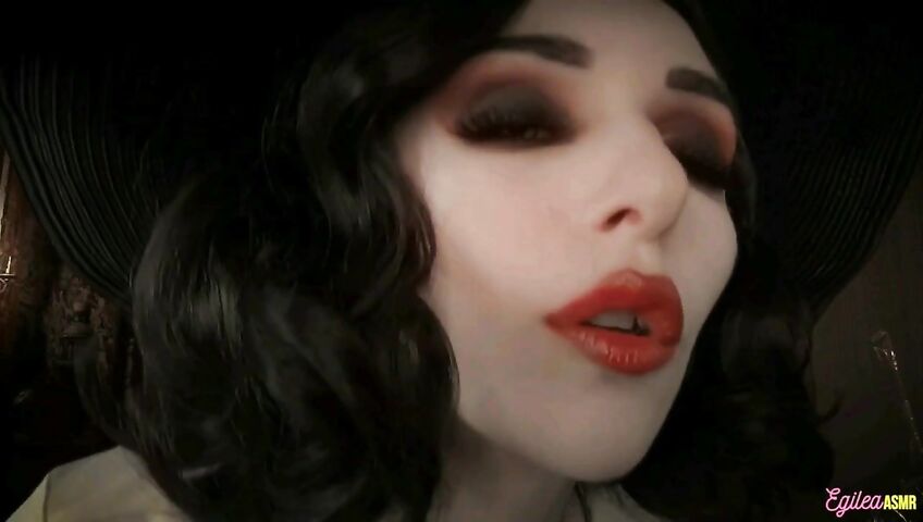 Egilea ASMR - Lady Dimitrescu can't stop kissing you
