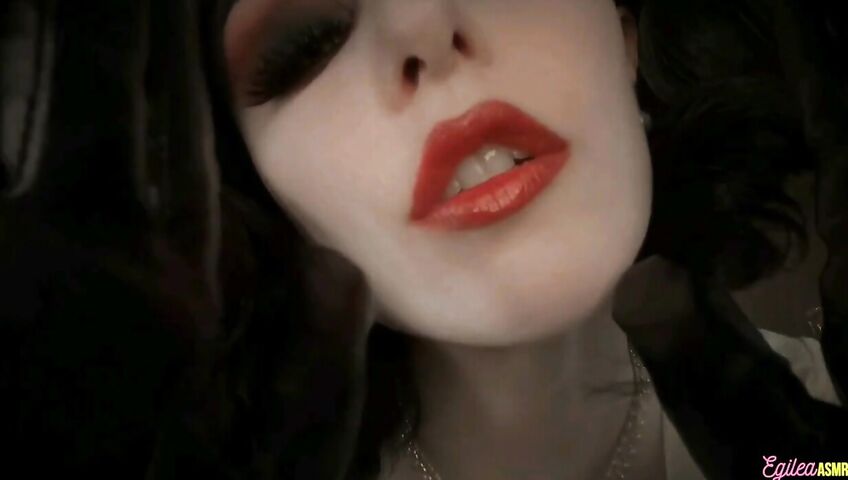 Egilea ASMR - Lady Dimitrescu can't stop kissing you