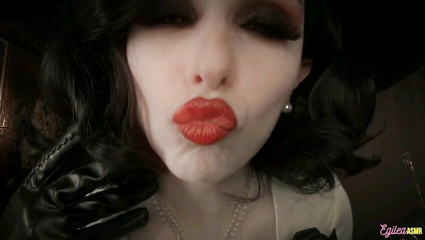 Egilea ASMR - Lady Dimitrescu can't stop kissing you