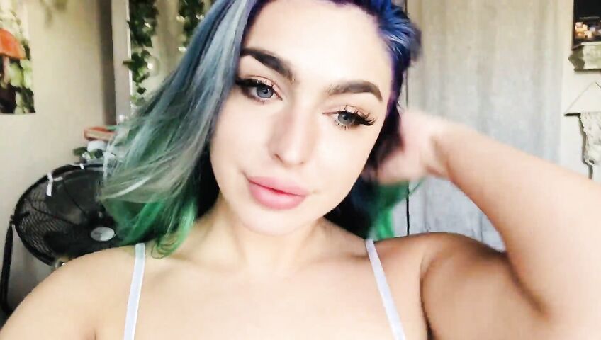 Emily Rinaudo Striptease Nsfw Video 23defa1