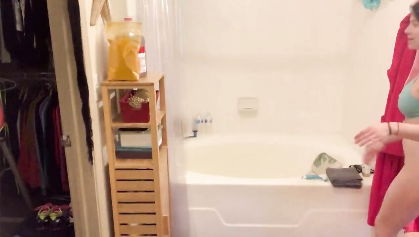 Heidi Lee Bocanegra Naked Cleaning Her Body