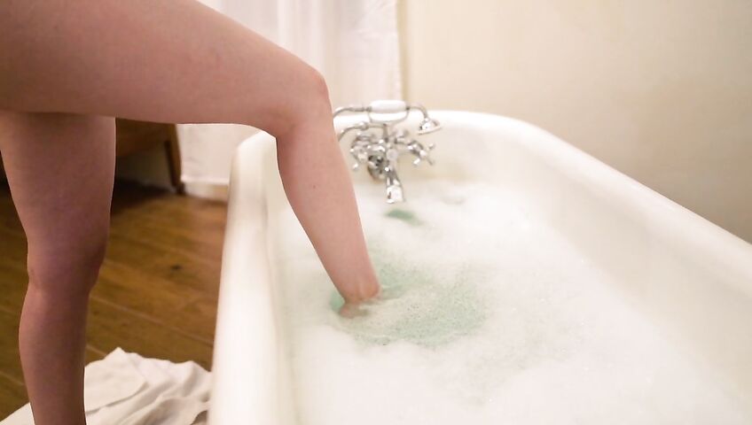 Lauren Summer Naked Bathing