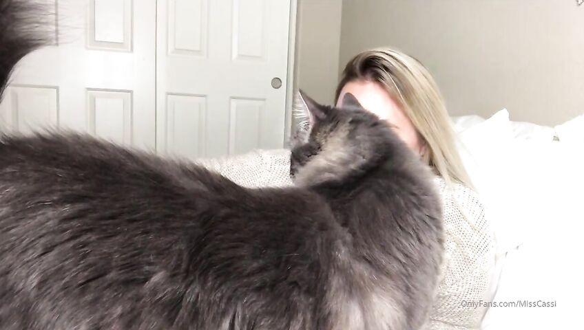 Llittlemisscassie1 Nude ASMR Brushing Her Bodys