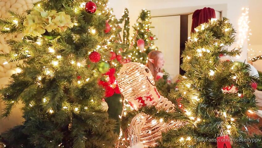 Rose Kelly Christmas Lingerie Ass Spreads