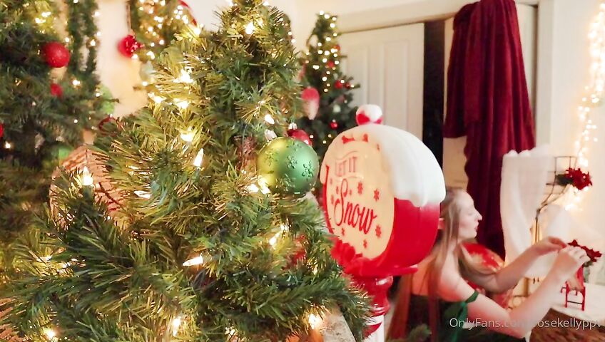 Rose Kelly Christmas Lingerie Ass Spreads