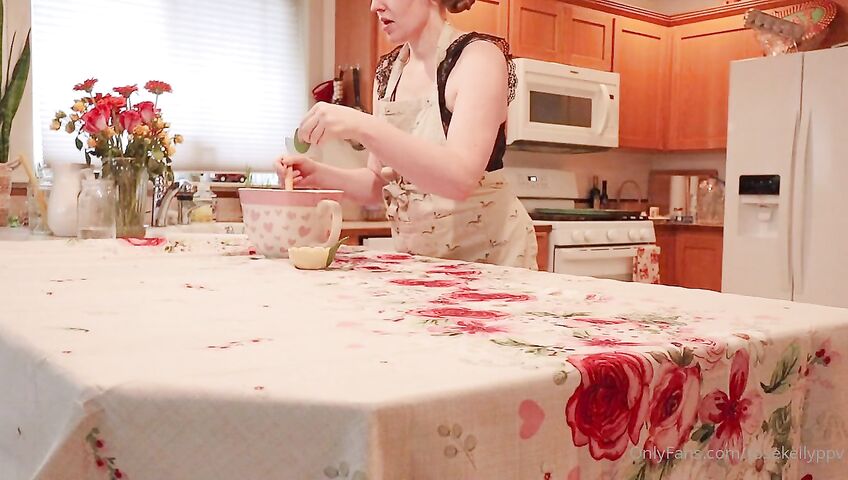 Rose Kelly Homemaker Doggy Anal Dildo