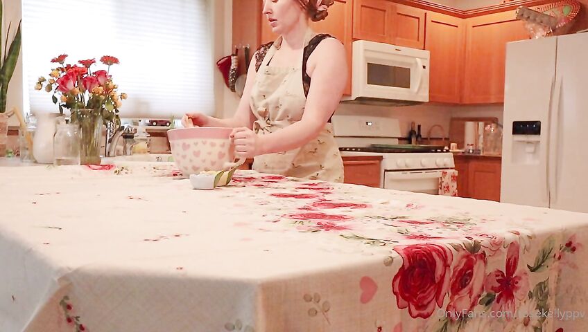 Rose Kelly Homemaker Doggy Anal Dildo