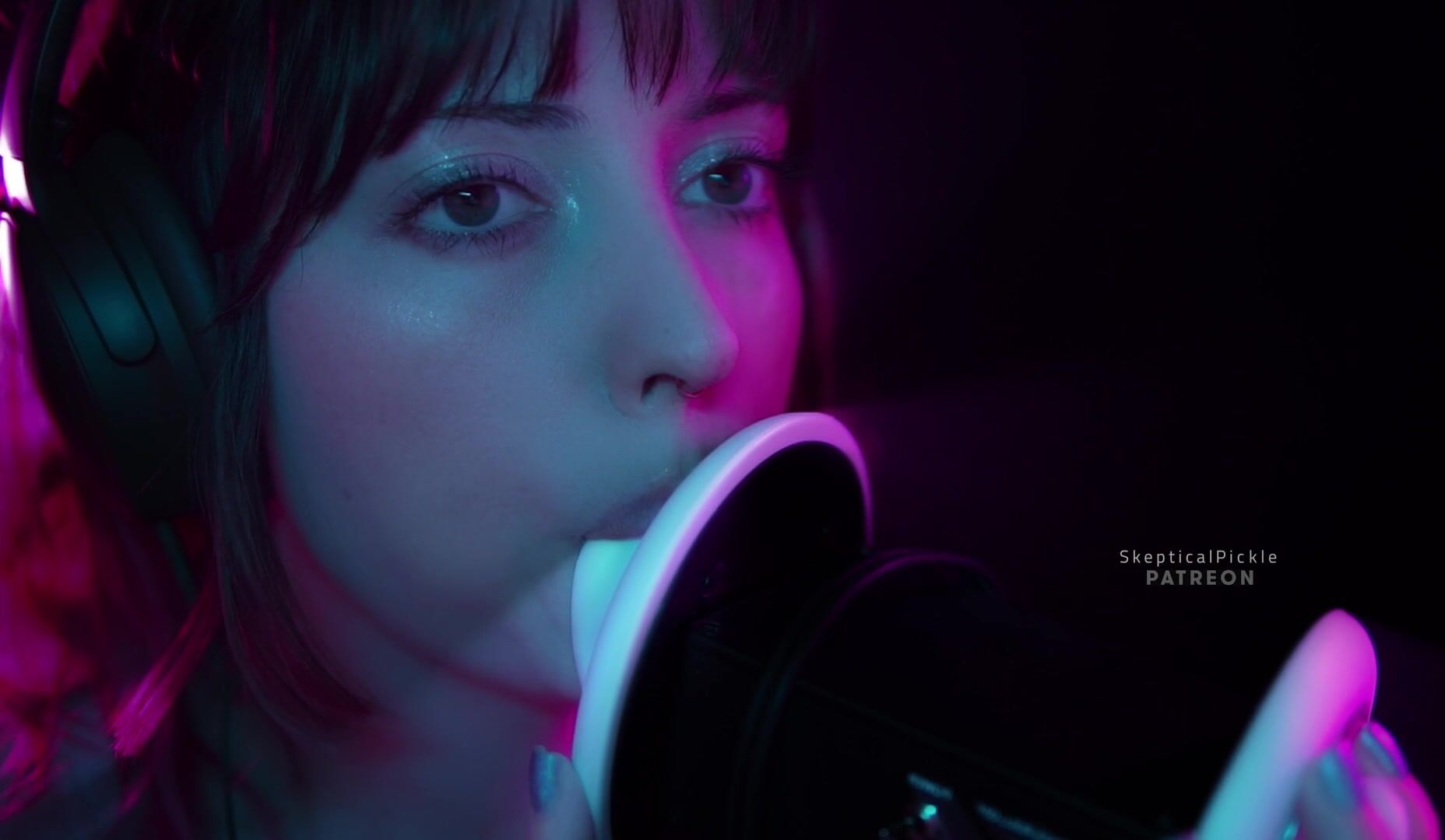 SkepticalPickle ASMR - Ultra bassy and visually pleasing ear licking  (golden tier)