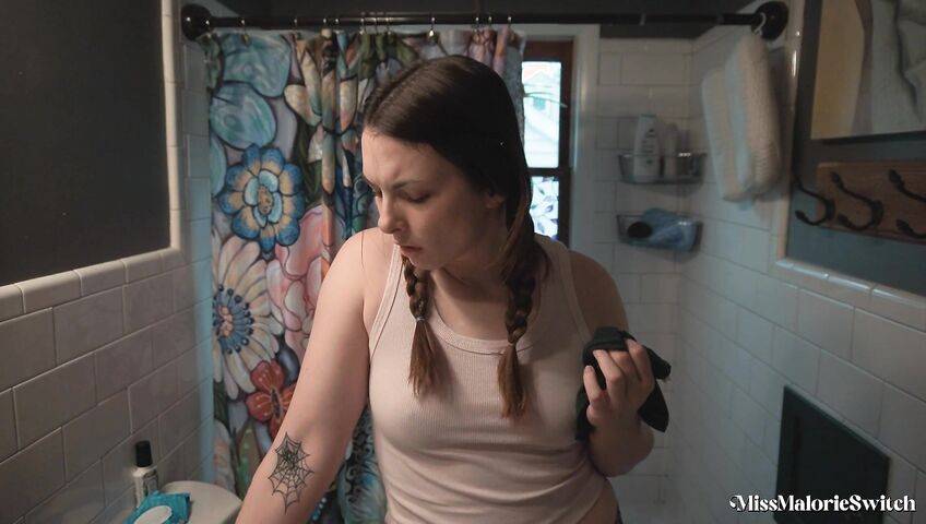 Miss Malorie Switch El castigo de su padrastro a la hijastra mayor