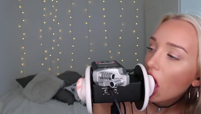 GwenGwiz ASMR Ear Licking & Sucking !