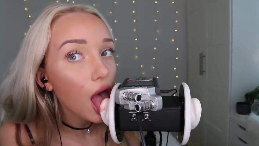 GwenGwiz ASMR Ear Licking & Sucking !